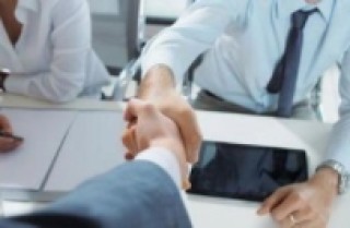 如何分析利率变动对经济的多方面影响？利率变动影响汇率的机制是怎样的？