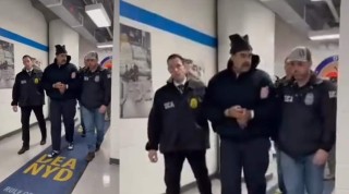 白宫发布视频：委内瑞拉总统马杜罗在美方人员控制下，向现场人员说“新年快乐”！地毯上标有美国缉毒局纽约分局(DEA NYD)的字样