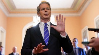 报道：贝森特称美国允许伊朗油轮通过霍尔木兹海峡