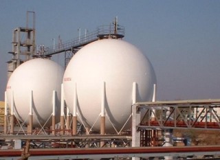 如何看待石油价格与黄金的关系？这种关系对能源和贵金属市场有何影响？