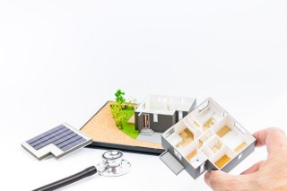 如何评估不同城市的气候条件？这些气候条件如何影响生活舒适度？