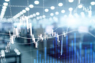 如何在期货市场中获取现货？这种操作对供应链管理有何挑战？