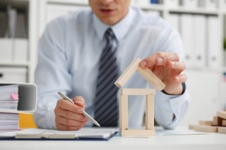 如何看待国内房地产行业的现状？这种现状对市场有哪些影响？