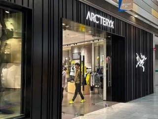 “身份标签”不灵了？始祖鸟7800元马年限定款新品上线秒光，闲鱼上却有人平价转让！业内人士：消费者更关注性价比