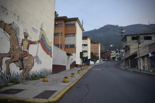 第1现场｜遭袭后的委内瑞拉：药店排队、油站关闭、民众集会抗议