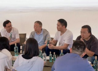 洋河董事长与刘强东沙漠相聚，推出两款京东定制光瓶酒