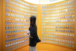 衢州夫妇卖卡牌，赚得600亿身家