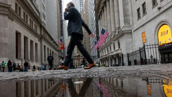 桥水基金警告：特朗普政策或引发经济衰退 全球资本正撤离美国资产  第1张