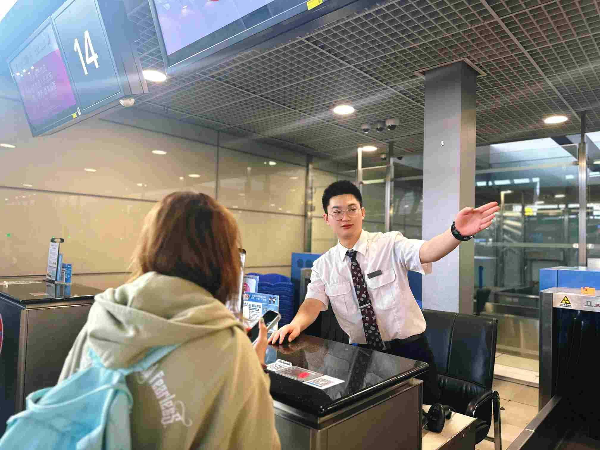 搭建“沪藏”天路 东航“上海―日喀则”直飞航线今日成功首航  第3张