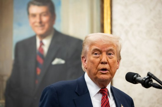 外盘头条：特朗普寻求对年收入250万美元或以上的富人增税 比特币重新站上10万美元 苹果正在开发专用芯片  第2张