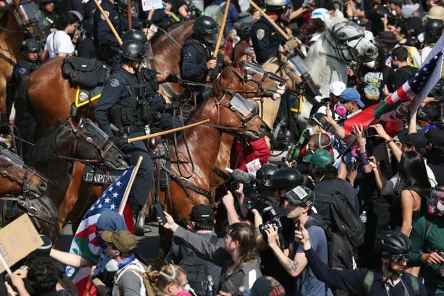 “不要国王！”抗议席卷全美，示威者涌入街头与警方发生冲突  第3张