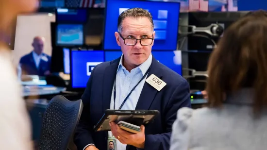 尾盘：道指上涨280点，特朗普关税遭质疑且AI交易复苏  第1张