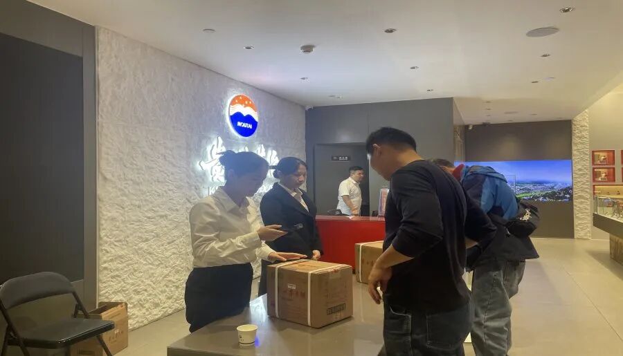 飞天茅台登陆i茅台第二日，门店提货消费者络绎不绝  第1张