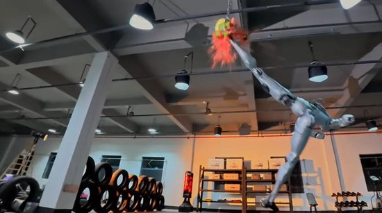 上市绿色通道被叫停?宇树科技严正声明:假的!公司发布人形机器人H2训练视频:腾空侧踢吓退王兴兴 第3张 上市绿色通道被叫停?宇树科技严正声明:假的!公司发布人形机器人H2训练视频:腾空侧踢吓退王兴兴 第3张