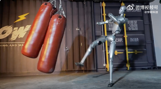 上市绿色通道被叫停?宇树科技严正声明:假的!公司发布人形机器人H2训练视频:腾空侧踢吓退王兴兴 第5张 上市绿色通道被叫停?宇树科技严正声明:假的!公司发布人形机器人H2训练视频:腾空侧踢吓退王兴兴 第5张