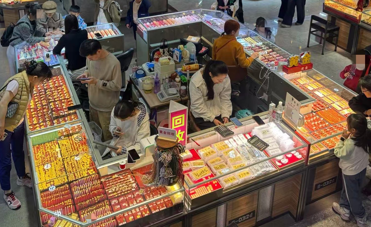 金价回调,水贝市场人气反升!从“囤金条”到“买情绪”,黄金麻将半日被抢空 第2张 金价回调,水贝市场人气反升!从“囤金条”到“买情绪”,黄金麻将半日被抢空 第2张