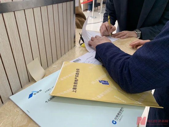 楼市回暖!上海二手房交易中心乌泱泱挤满人,单日成交可达上千套!中介:近期房东反而不着急了,买房人着急 第1张 楼市回暖!上海二手房交易中心乌泱泱挤满人,单日成交可达上千套!中介:近期房东反而不着急了,买房人着急 第1张