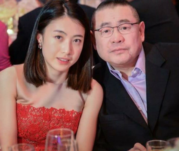 父亲身家超过李嘉诚，他不爱美女爱丑女，继承60亿家产坐地铁上班  第5张