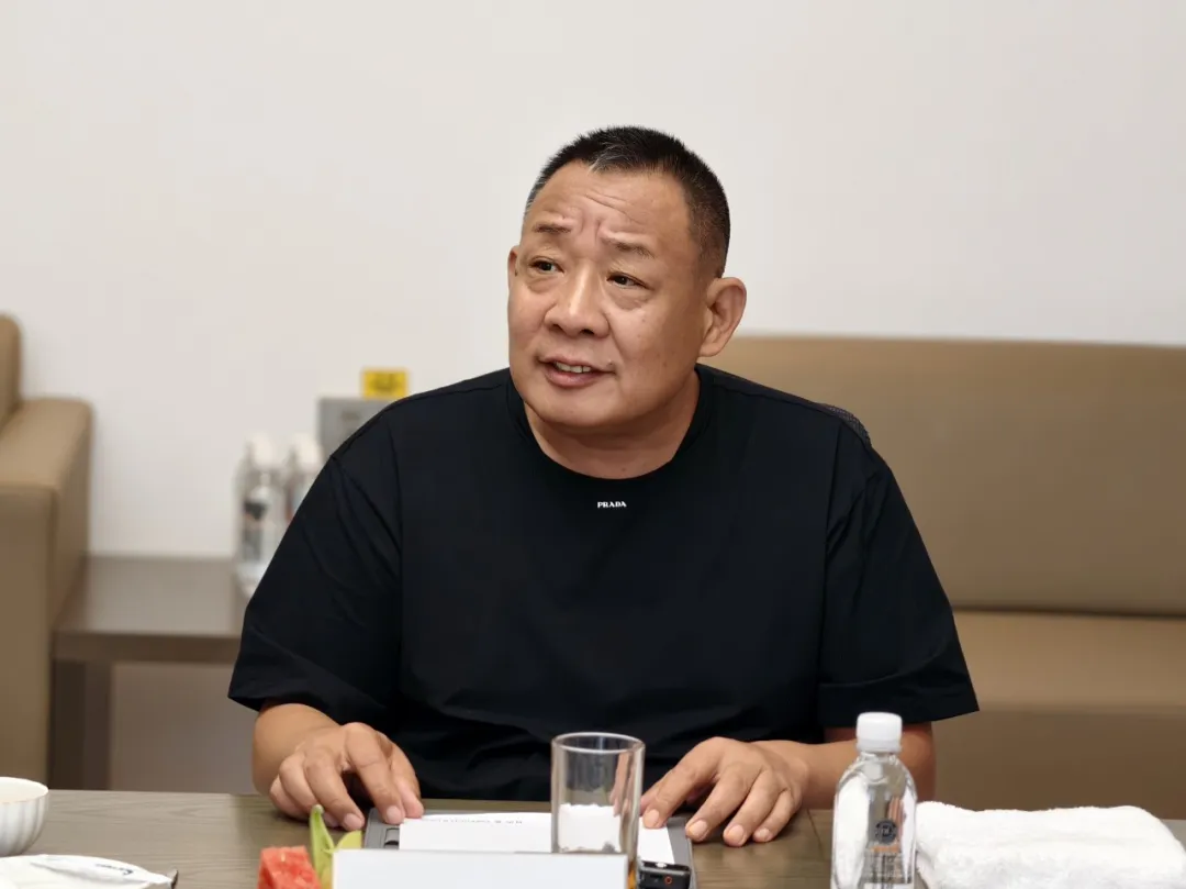 于东来再回应胖东来“40亿元资产分配”:本人占比5%,资产化成股本、资金在公司继续使用!12名店长每人2000万元,普通员工人均20万元 第5张 于东来再回应胖东来“40亿元资产分配”:本人占比5%,资产化成股本、资金在公司继续使用!12名店长每人2000万元,普通员工人均20万元 第5张